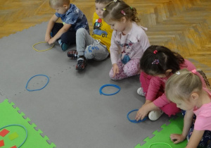 Dzieci tworzą koło ze sznurówki